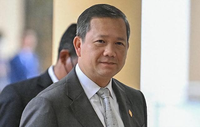 7比2，佩通坦微笑出庭自辩，官复原职已无悬念？泰国王室也开了后门，洪森搬起石头砸自己的脚