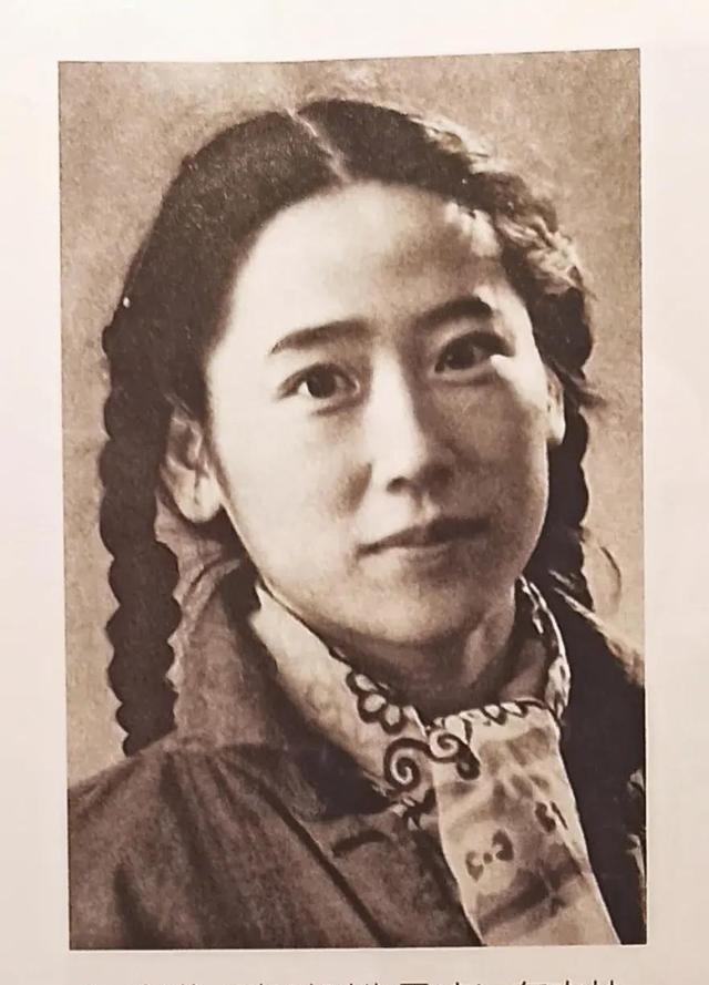 1965年，李鹏总理和儿子李小鹏、李小勇的合影，他37岁，气质不凡