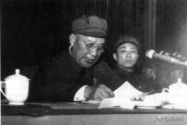 大军区政委兼政治部主任他是独一份？职务排序第七，视司令为上级