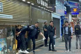 五男持刀锤劫尖沙咀珠宝店，港警接线报埋伏全部束手就擒图片