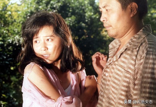 至今未婚未育，身边却有男人陪了近 20 年！54岁的她才是人间清醒