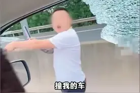 太嚣张了，纹身男高速恶意拦车持棒棍砸玻璃，交警回应：已抓获！图片