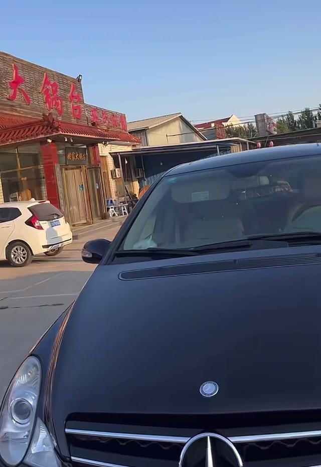 北京肖哥突发去世，年仅45岁	，家里原石成堆开大奔，十几套房出租