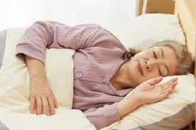 脑有没有萎缩，睡觉就知道？脑萎缩患者，晚上睡觉或会出现6症状图片