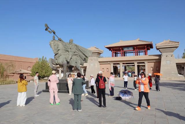 千人旅行团畅游敦煌阳关，开启秋季旅游热!