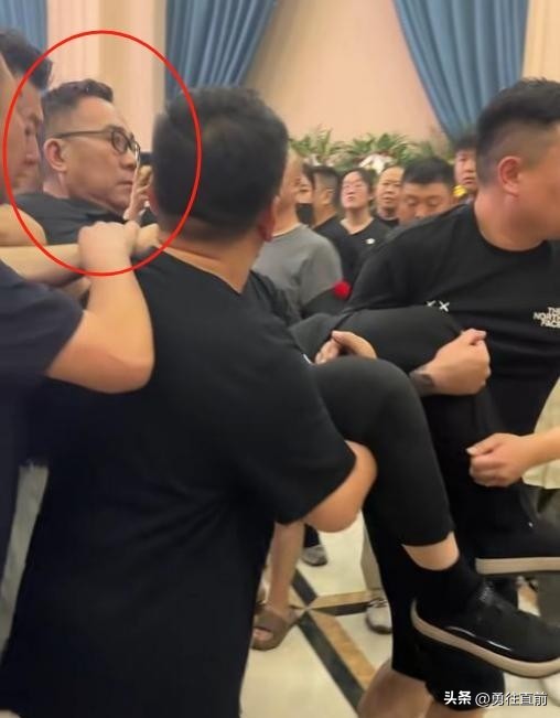 杨少华出殡长子迟迟难下跪,三排劳斯莱斯望不到头,随行的人在笑插图25 杨少华出殡长子迟迟难下跪,三排劳斯莱斯望不到头,随行的人在笑