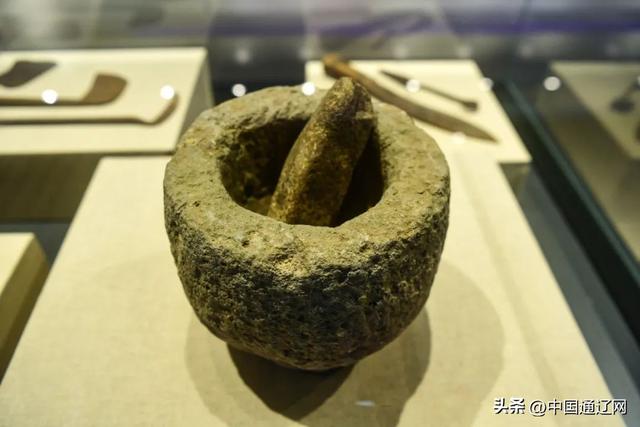 博物馆的玻璃柜内外：千年蒙医药的过去被珍藏，未来正在书写……