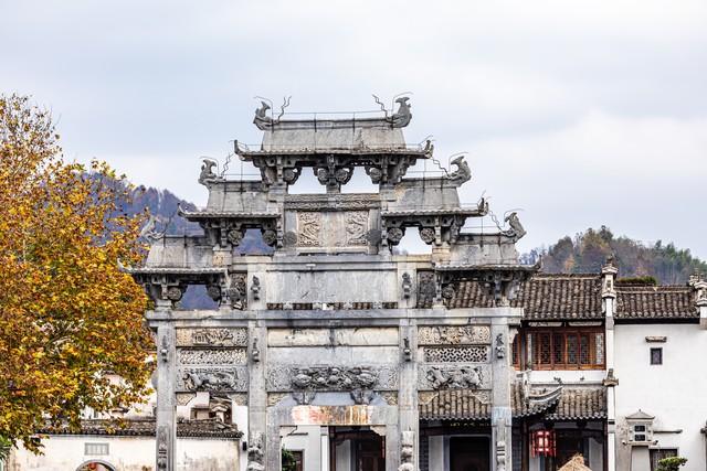 秋染徽州：漫步塔川红叶与水墨古村的十一月光阴