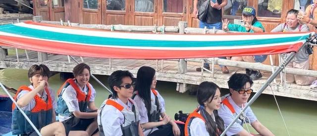 王鹤棣十年绯闻又起？神秘女生现身演唱会背后的乱局揭秘