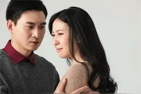 一新娘被灌醉，爸爸将女儿抱进婚房，新郎：我抱不动她图片