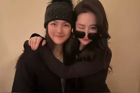 李湘家去聚餐！王诗龄被刘亦菲搂着合影，王岳伦陪同母女俩吃大餐图片