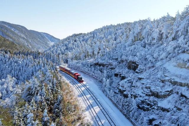 闯入云端仙境！明月山雪后云海真的太美了！