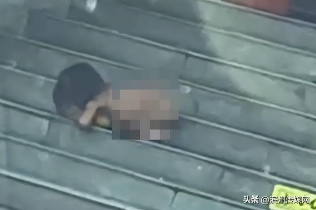 父母回应“野人式养娃”：同意不让孩子赤裸爬行，律师：监护权≠为所欲为
