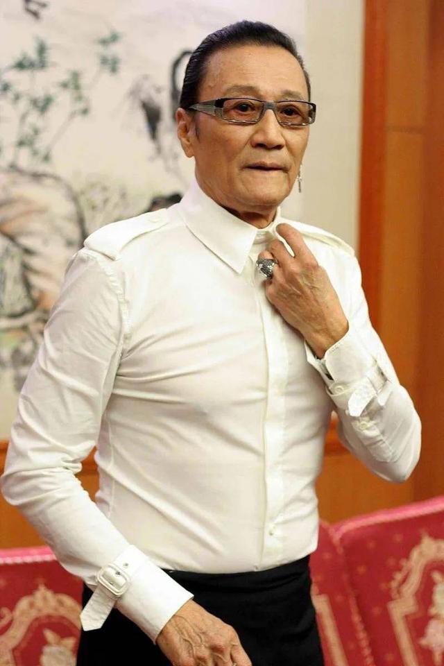 谢霆锋一家三口过七夕，89岁谢贤难得摘下墨镜，近照老得认不出！
