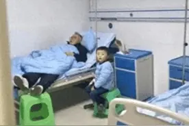 “公公陪我儿子输液，医生给我发的照片！”笑不活了家人们图片