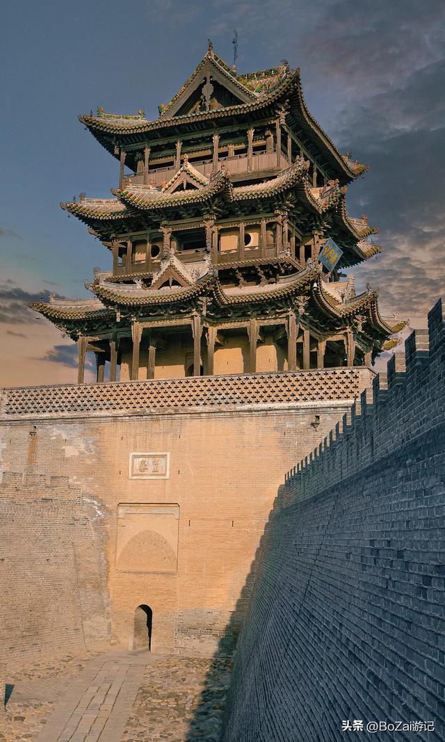 武帝题辞处，飞檐挂铜铃，运城古楼惊艳众人