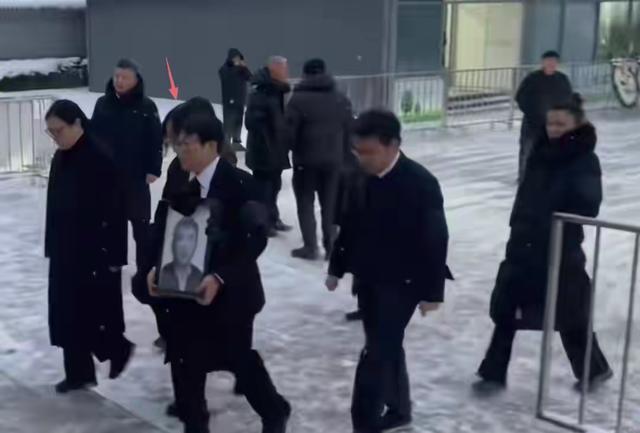 聂卫平告别仪式：大儿子手捧遗像，3个子女都到齐	，众人含泪悼念