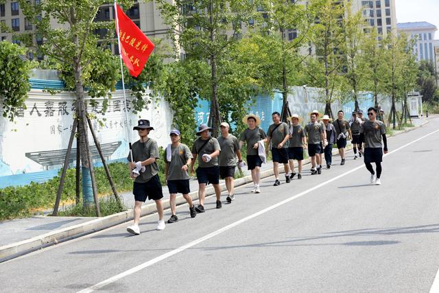 岳阳县退役军人志愿服务队徒步庆“八一”