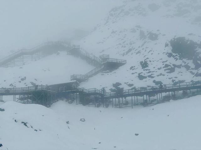 【外眼看云南】柬埔寨顶流姜思倪携家人圆梦云南：玉龙雪山遇雾亦浪漫，民宿庆生显温情