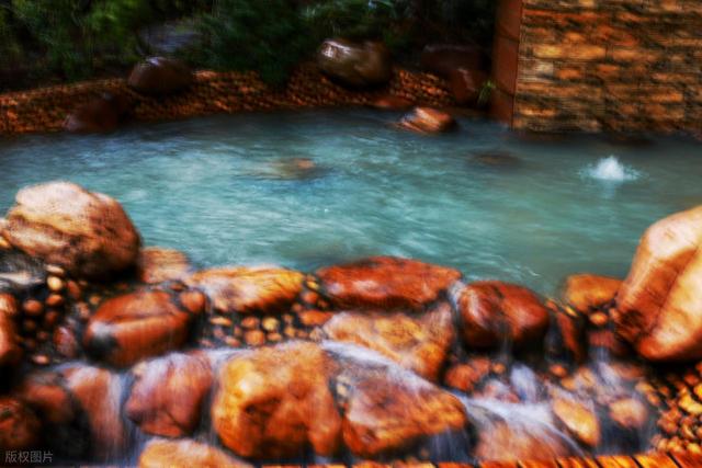 怒江有个清朝就发现的峡谷温泉，水烫得能煮腊肉，走溜索才能到达