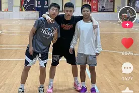 佳木斯小球王夏普生葬礼现场：马刺球衣成祭品，生前梦想打进NBA图片