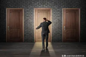 吓死了！半夜三更有人敲门，一个男的站在门前一声不吭图片