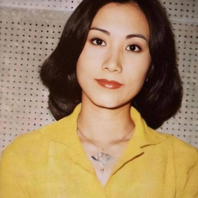 78岁连路都走不稳还开演唱会	，全网骂声一片，她却扬言回馈粉丝