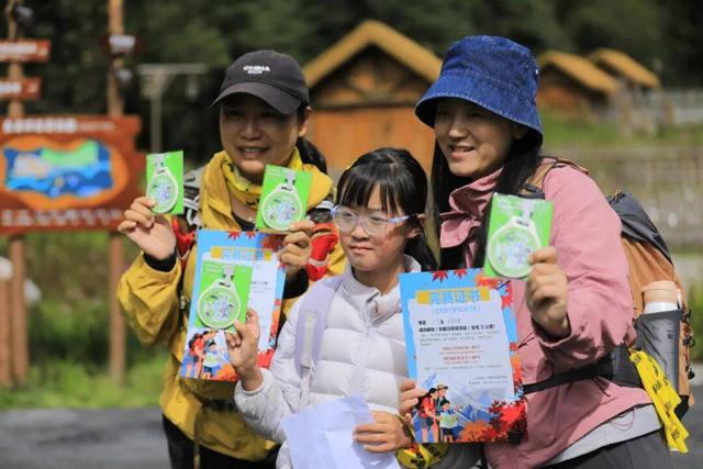 彩林逢初雪！毕棚沟2025“花样遛娃”徒步活动收获满满！