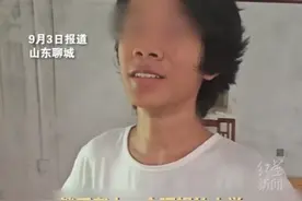 父亲患癌症去世，母亲患病20余年，13岁男孩路边卖玉米引关注，成绩名列前茅，网友：满墙的奖状就是最好证明图片