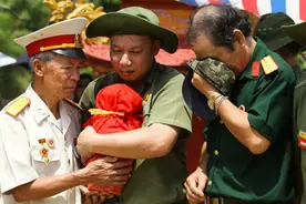 越南视角：越军老兵老山战场祭战友，心痛：2000多具尸体下落不明图片
