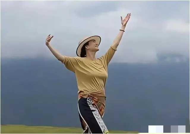 林青霞69岁了，但你敢信？骨子里的洒脱，太自然了