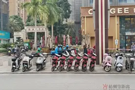 共享电动车占道乱停，怎么破？图片