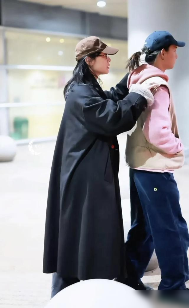 白百何携大儿子现身，17岁元宝戴耳钉扎小辫，小肉脸像前夫陈羽凡