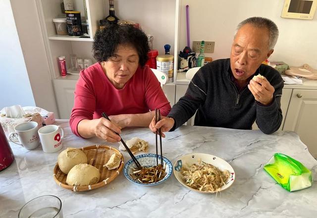 青岛老两口的早餐，在朋友圈火了，网友：真寒酸，实在没眼看！