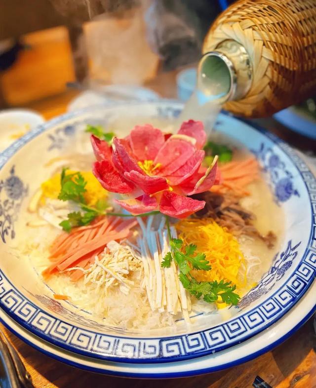 河南洛阳“十大怪”火了	，有凳不坐蹲着喝汤，外地人彻底懵了