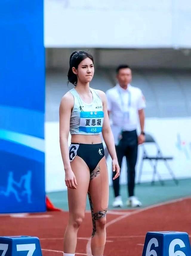 夏思凝穿的三角运动裤因内收较窄被网友认为衣着暴露、是为博流量