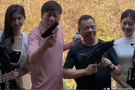 曝崩牙与刘华第见面，手持道具一脸自豪，聚会场面被曝光图片