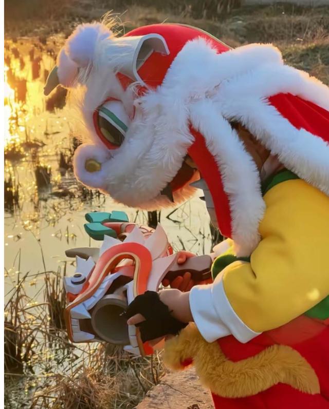 瑶一瑶cos鲁班七号，身穿同款棉衣，手拿炮筒还有对联，好可爱