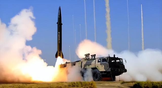 高市早苗拒不道歉，中日军方隔空对阵，自卫队抢先发射实弹挑衅