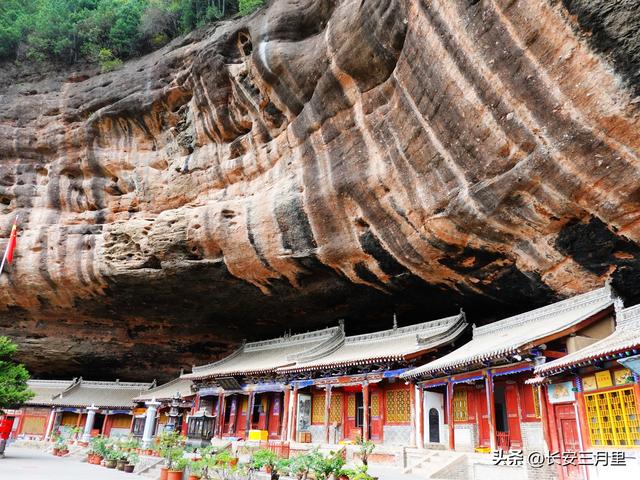 打卡麦积山，不要错过仙人崖，近在咫尺，风景独好