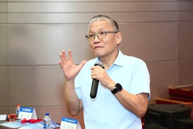 全国中小学信息科技与人工智能教育研究交流会在北航举行