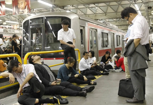 无法与自己和解的一代，回顾日本失落世代的一生，他们经历了什么