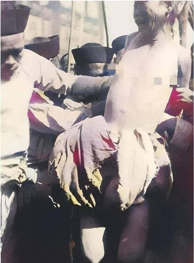 1904年	，王维勤被活剐凌迟时一张罕见留影，脸面向人群充满绝望