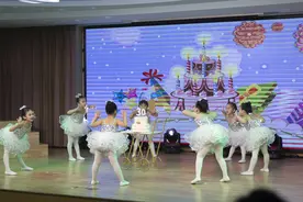 有创意，幼儿园孩子用树叶拼出中国地图图片