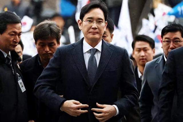 首尔爆发反华游行，韩国人疑惑：为什么中国人没有一丁点害怕？