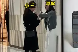 震碎三观，合肥lv柜姐喊男顾客爸爸，原配去商场抓包怒撕小三图片