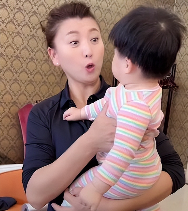 闫学晶这次恐怕真要哭了	，被资本“抛弃”，或将面临巨额赔款