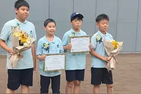 陈龙章龄之参加儿子毕业典礼，11岁酒酒高壮，陈龙与家长合影僵硬图片