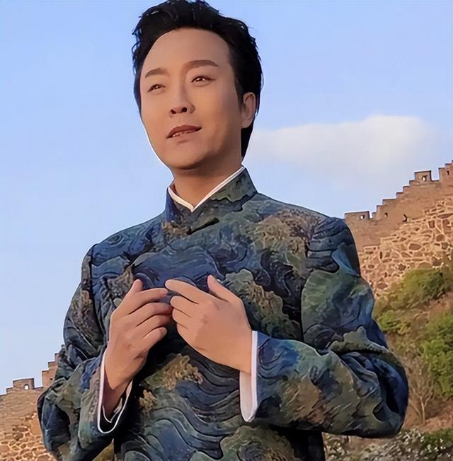 这一次，47岁的"跳梁小丑"李玉刚，如今已彻底走上了另一条道路