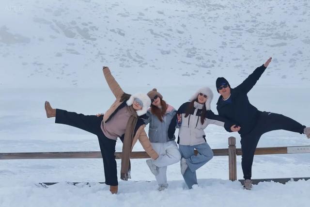 达古冰川 “季节盲盒” | 山顶雪堆成画，山下彩林留余韵